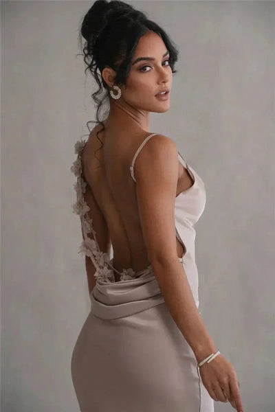 Xenia | Elegantes Rückenfreies Satin-Maxikleid mit Blumenapplikationen