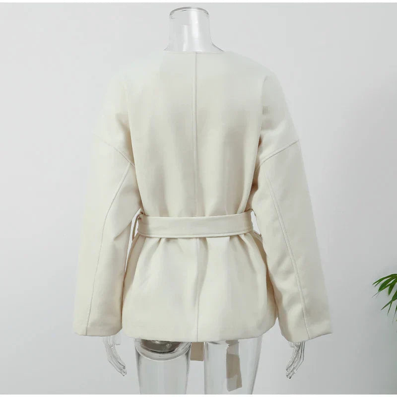 Wanda | Modern Style Mantel mit V-Ausschnitt aus Wolle