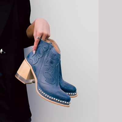 Emily Stiefel mit Blockabsatz