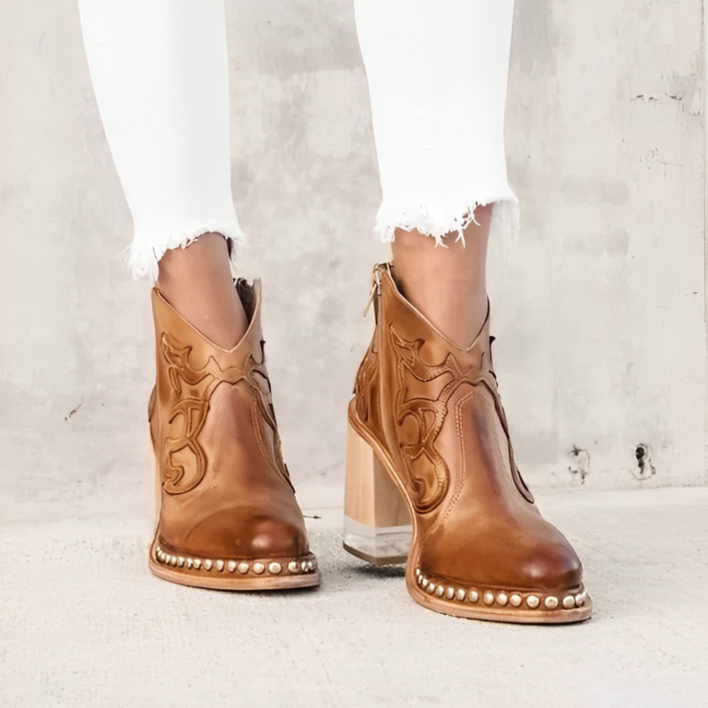 Emily Stiefel mit Blockabsatz