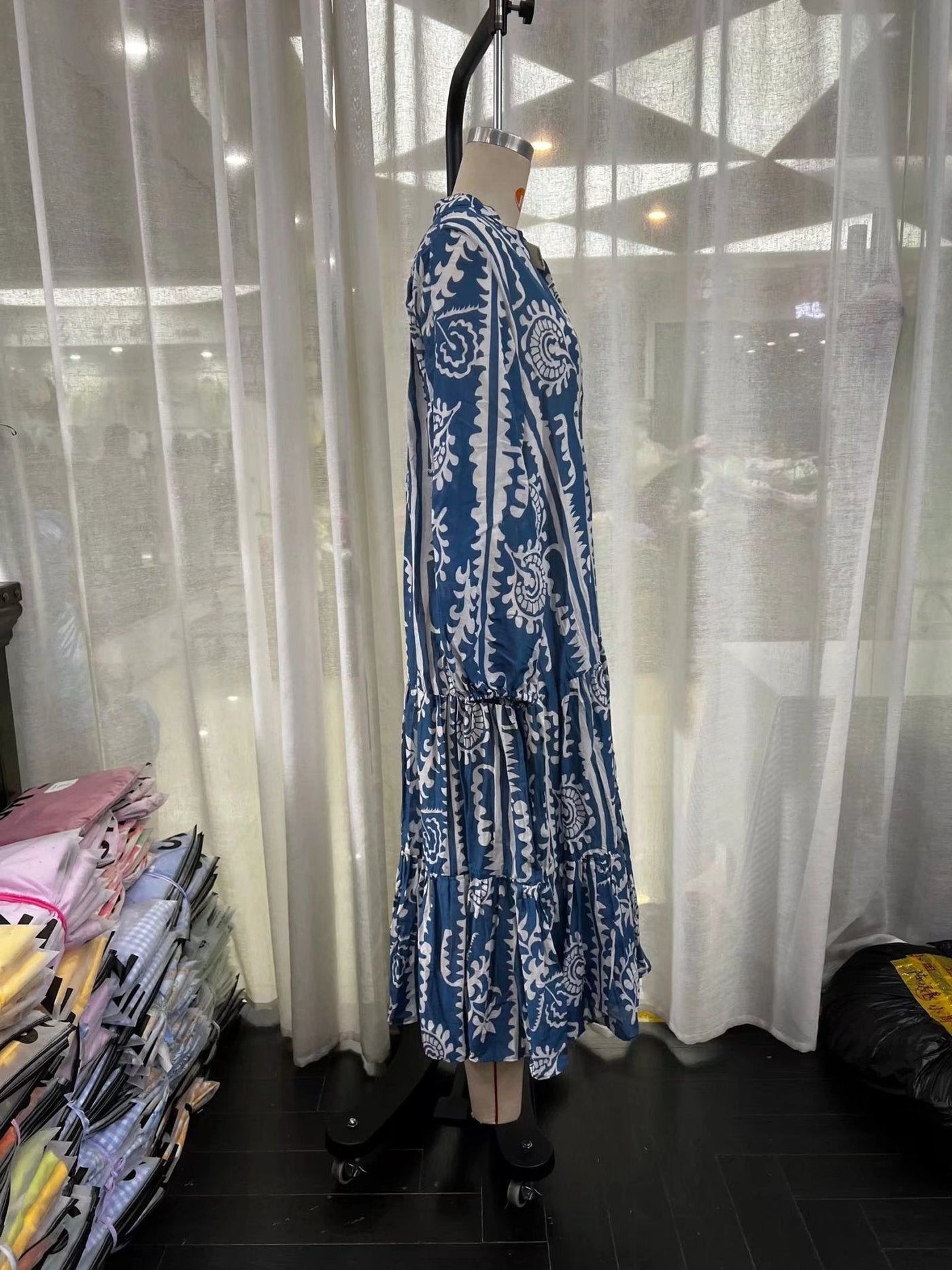 Mary – Modisches Kleid mit temperamentvollem Lagen-Stitching und Druck