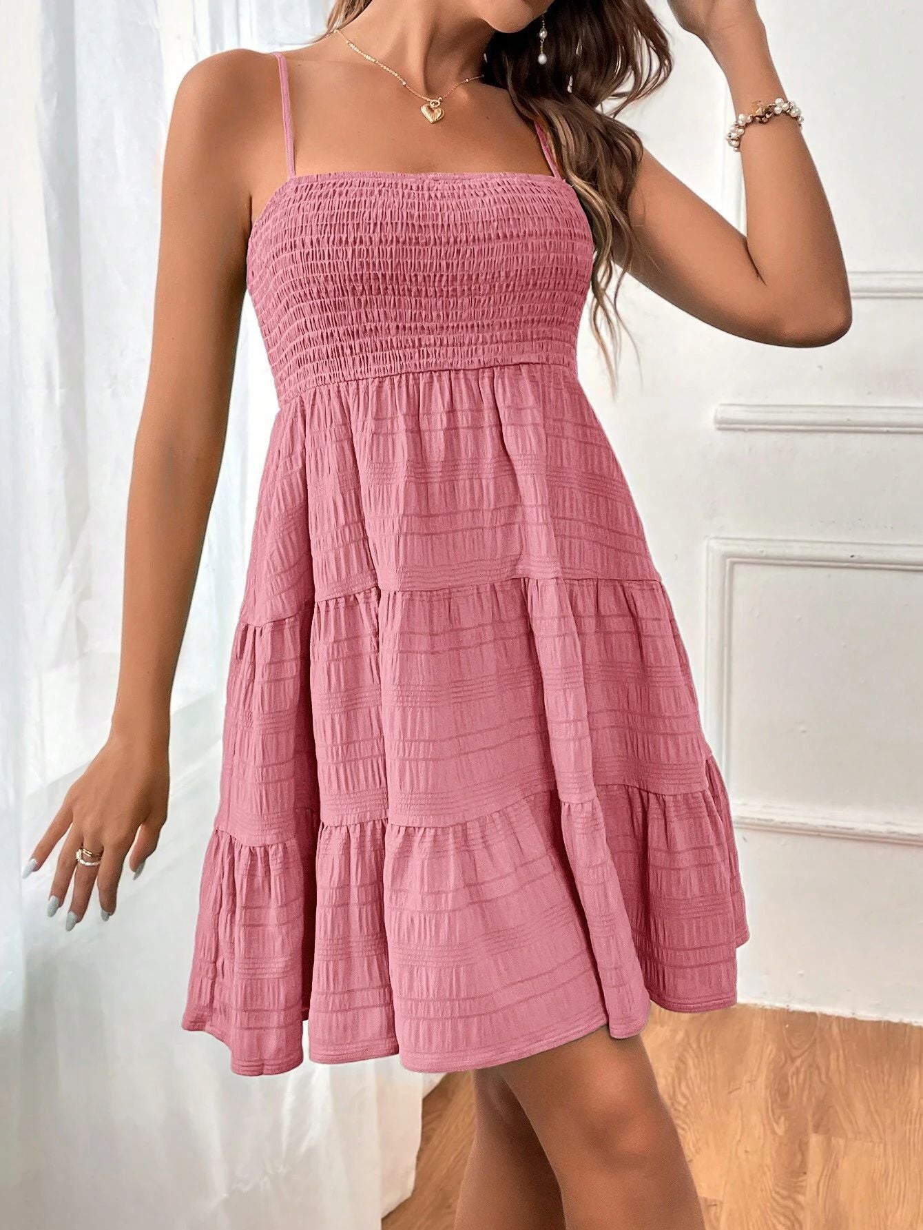 Kimberley – Sommerliches Kleid mit Quadratkragen und Zierschürze