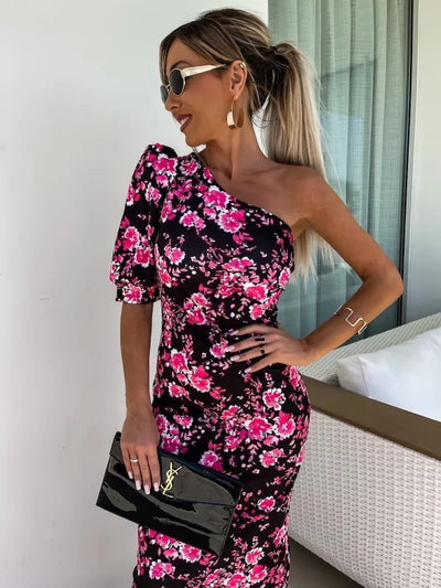 Fiona – Gedrucktes Etuikleid mit schrägem Schulterdesign