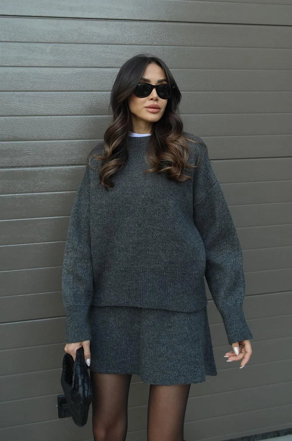 Mona Modischer Pullover und Minirock