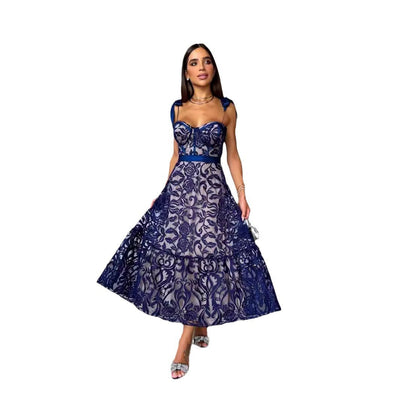 Diana – Langes Damenkleid mit blauer Stickerei und Rückenausschnitt