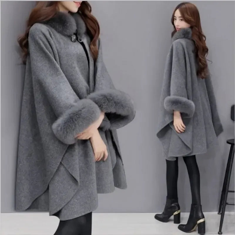 Elegante Damenjacke aus Wolle mit Cape