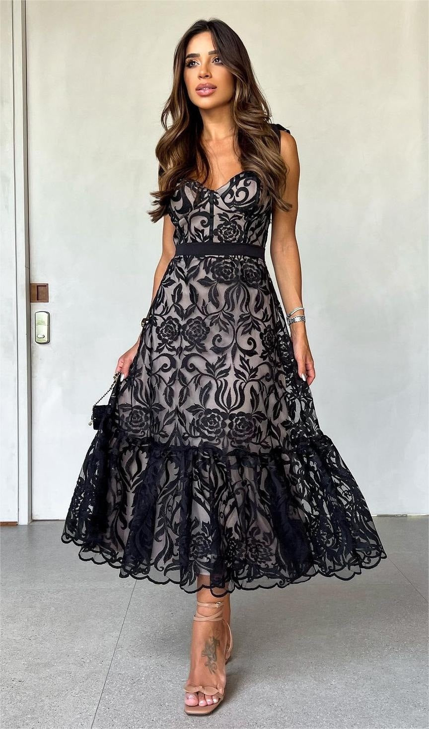 Diana – Langes Damenkleid mit blauer Stickerei und Rückenausschnitt