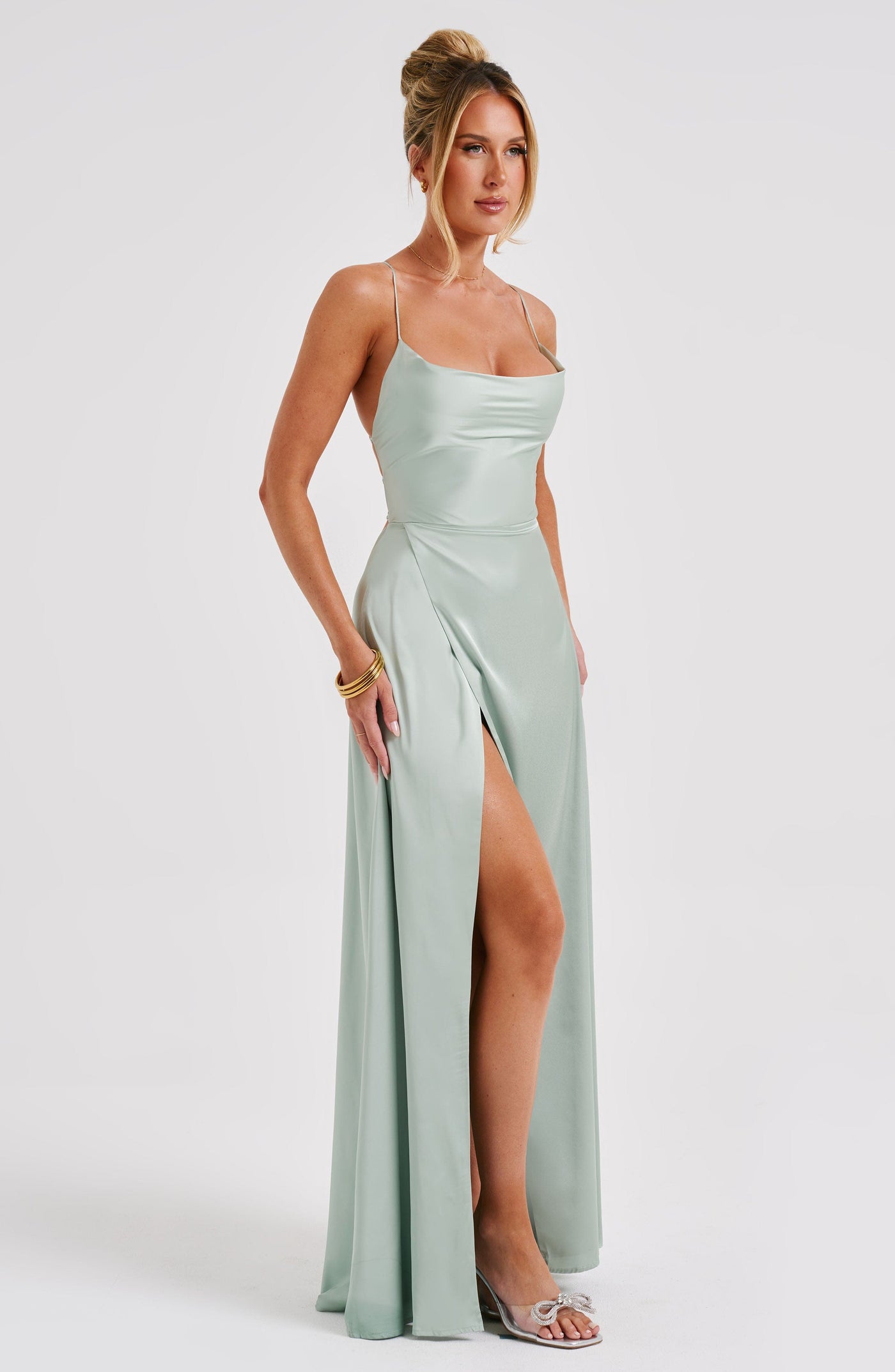 Salbei Bethany Satin-Maxi-Kleid