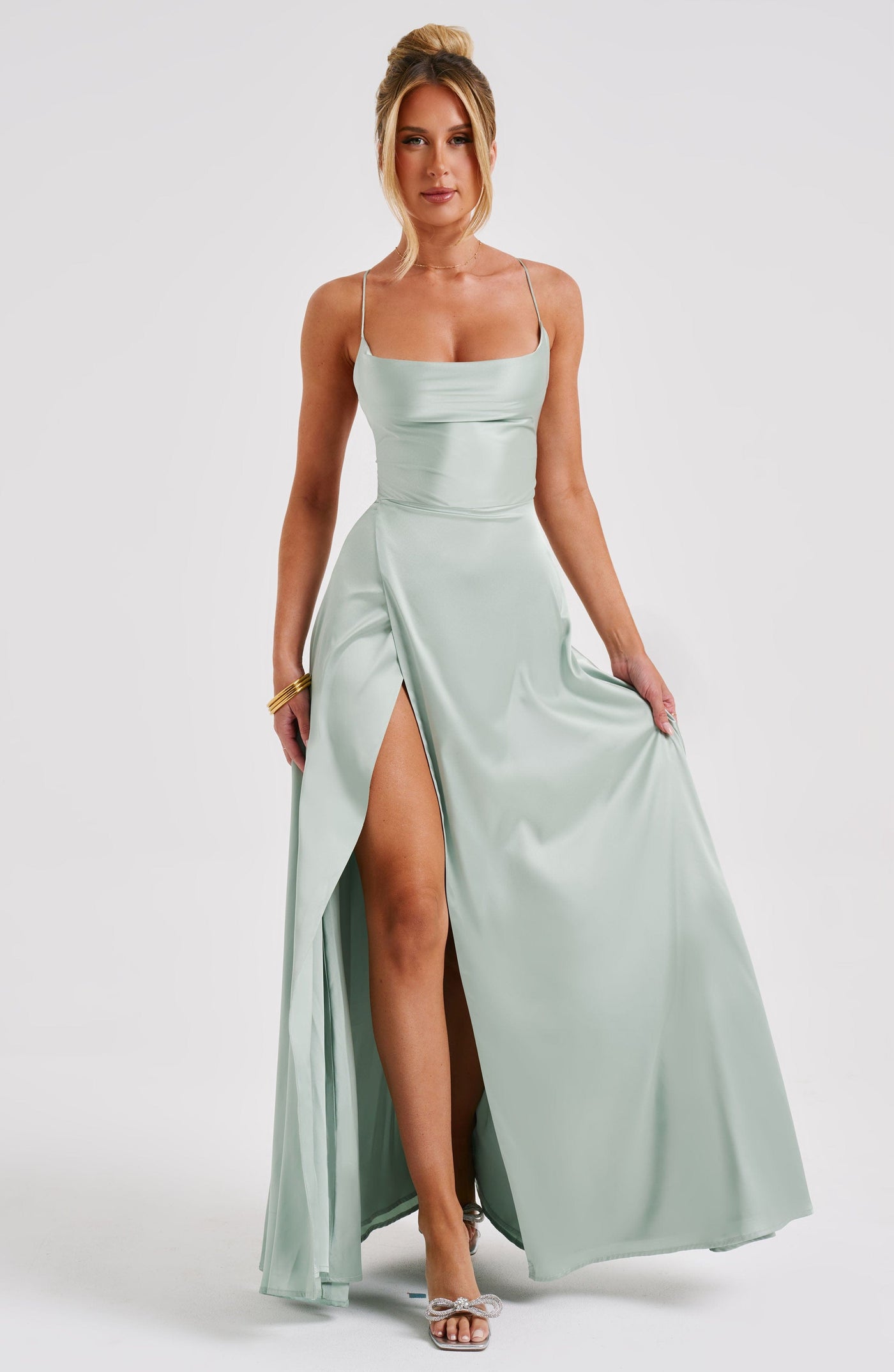 Salbei Bethany Satin-Maxi-Kleid
