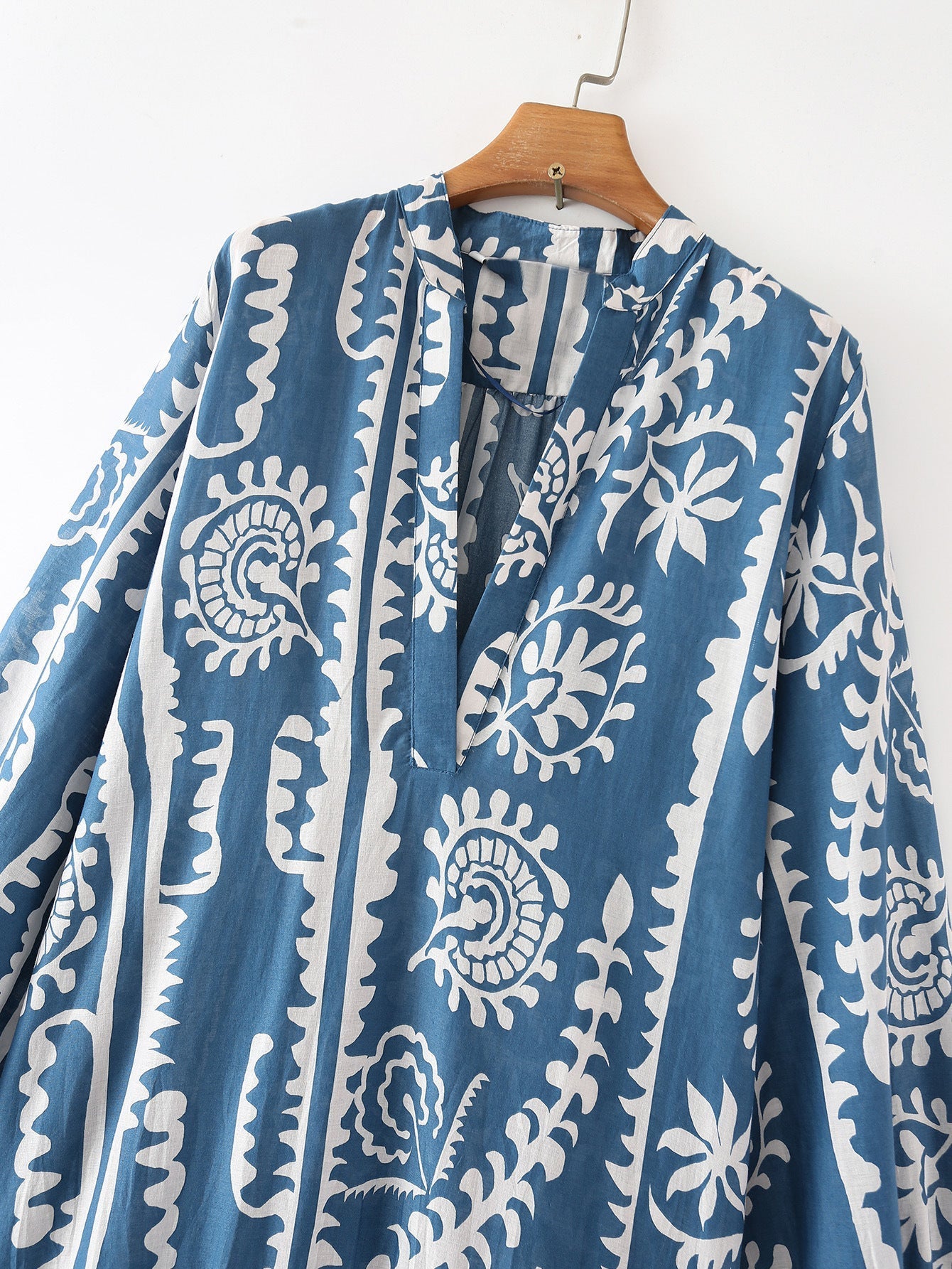 Mary – Modisches Kleid mit temperamentvollem Lagen-Stitching und Druck