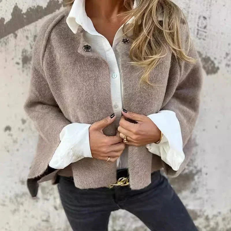 Damen Kurzjacke mit weiten Ärmeln und Knopfdetails