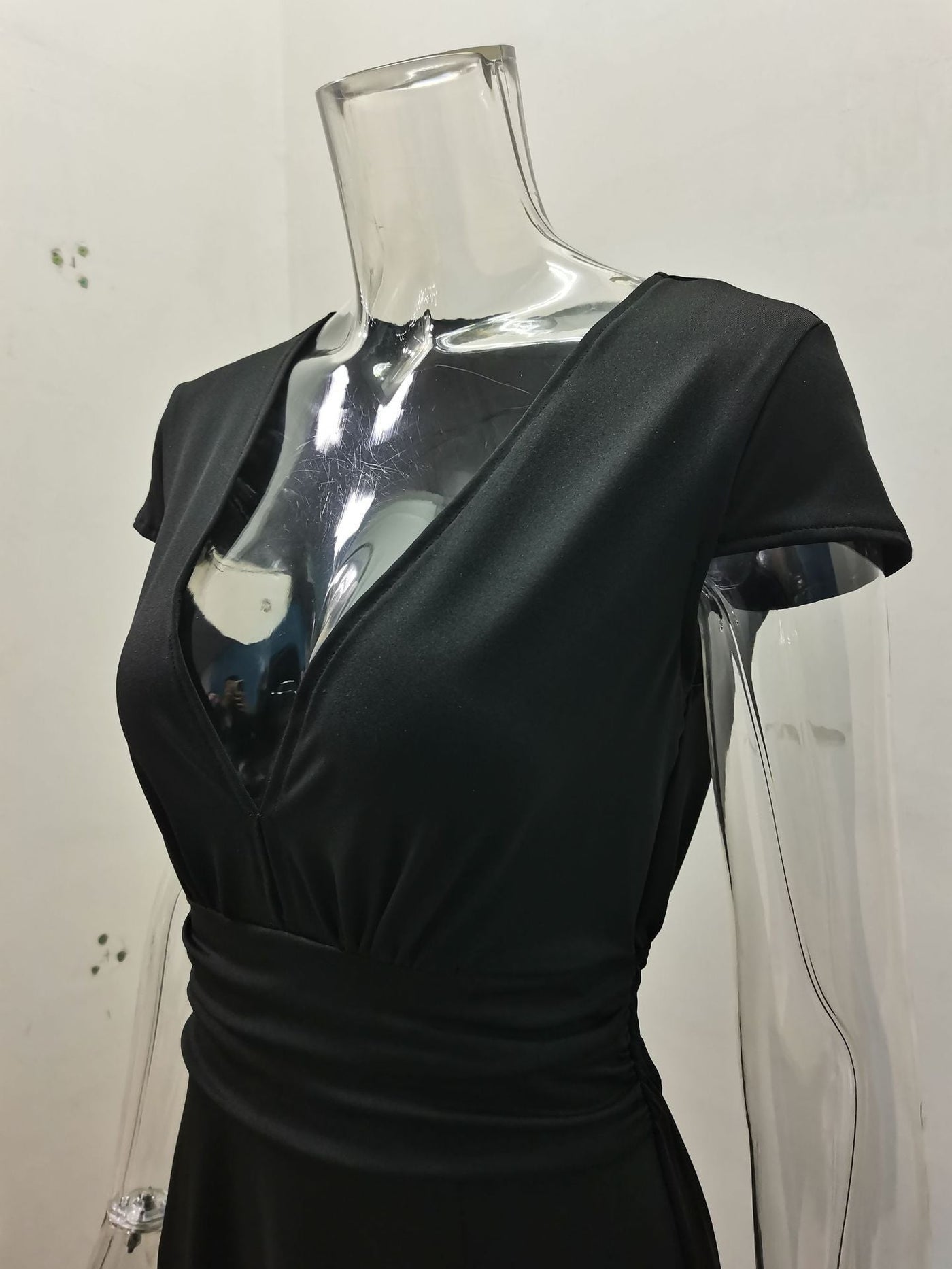 Sharon – Langer Rock mit tiefem V-Ausschnitt und kurzen Ärmeln