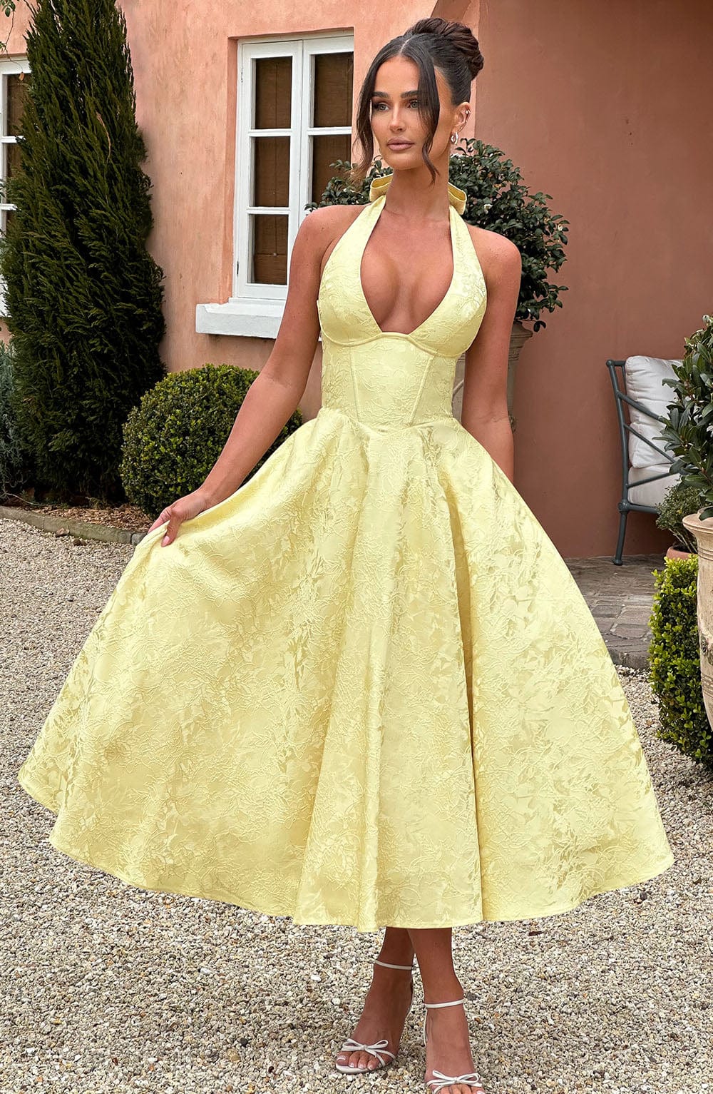 Myra – Modisches Midi Kleid Mit Neckholder Ausschnitt