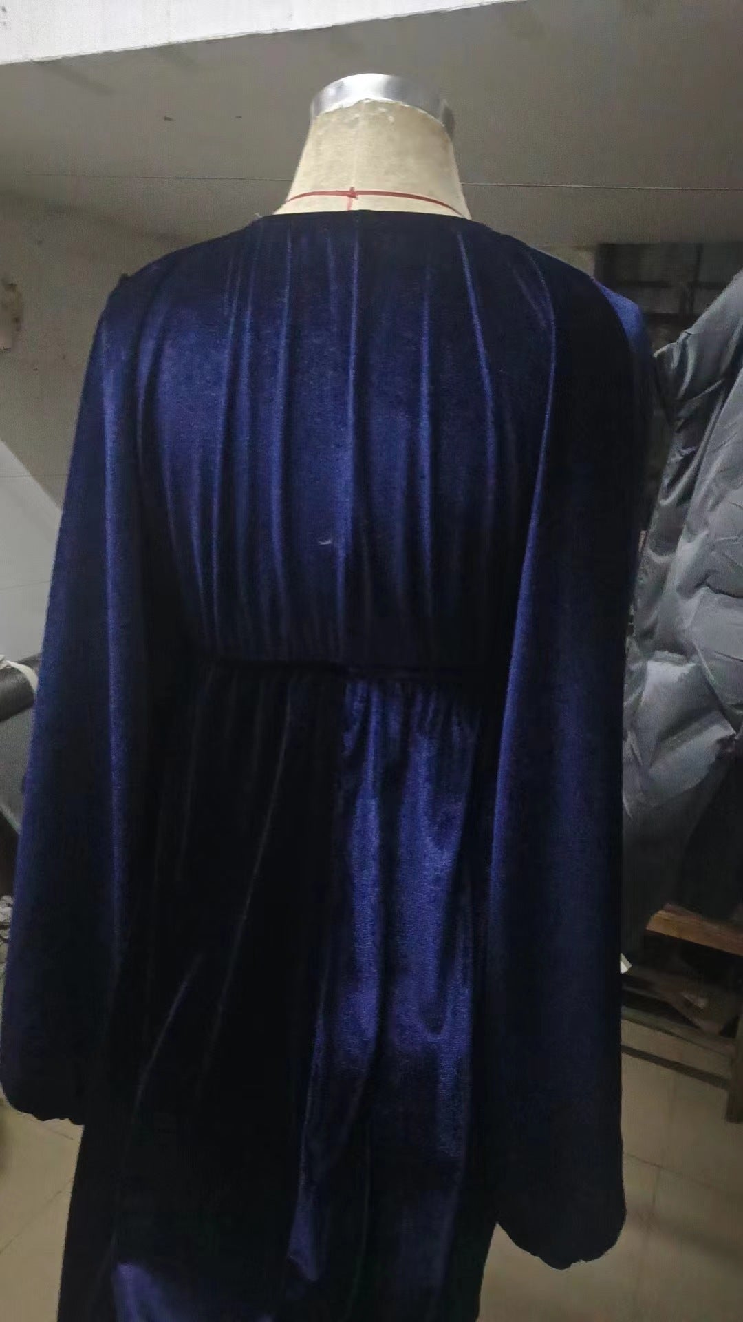 Nicole – Bequemes und lässiges Gold-Velours V-Ausschnitt Kleid