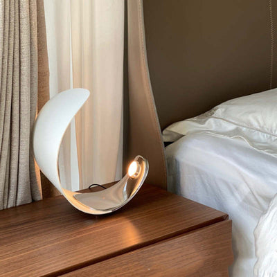 Designer Tischlampe „Halbmond“ – Modernes LED-Lichtobjekt im Mond-Design