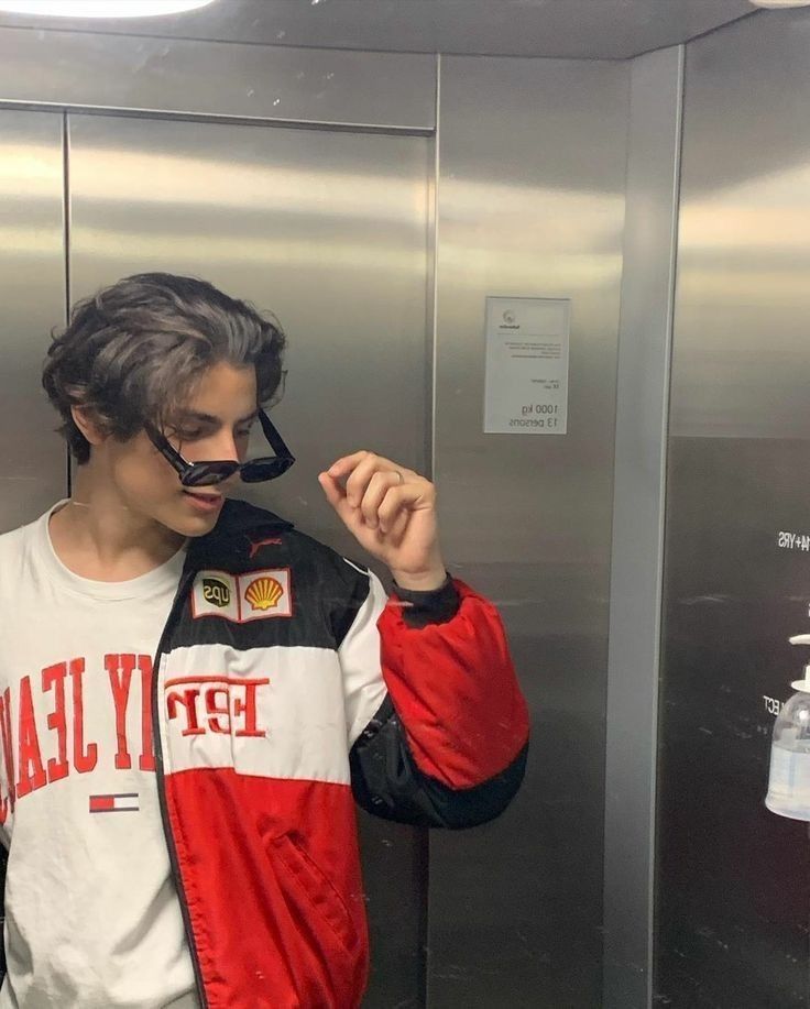 Karolin | Sportliche Ferrari-Rennfahrerjacke