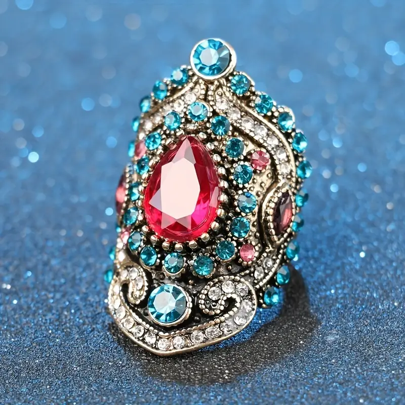 Asiatisch angehauchter Ring mit blauen und roten Kristallen