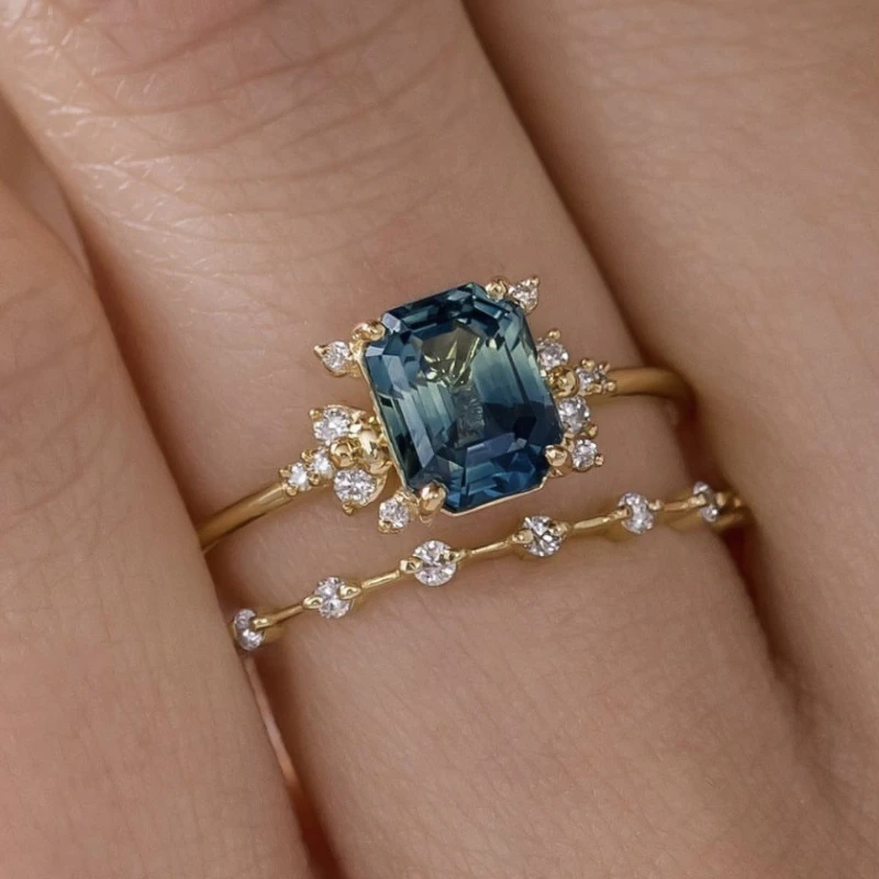 Ring-Set mit blauem Stein und kleinen Kristallen