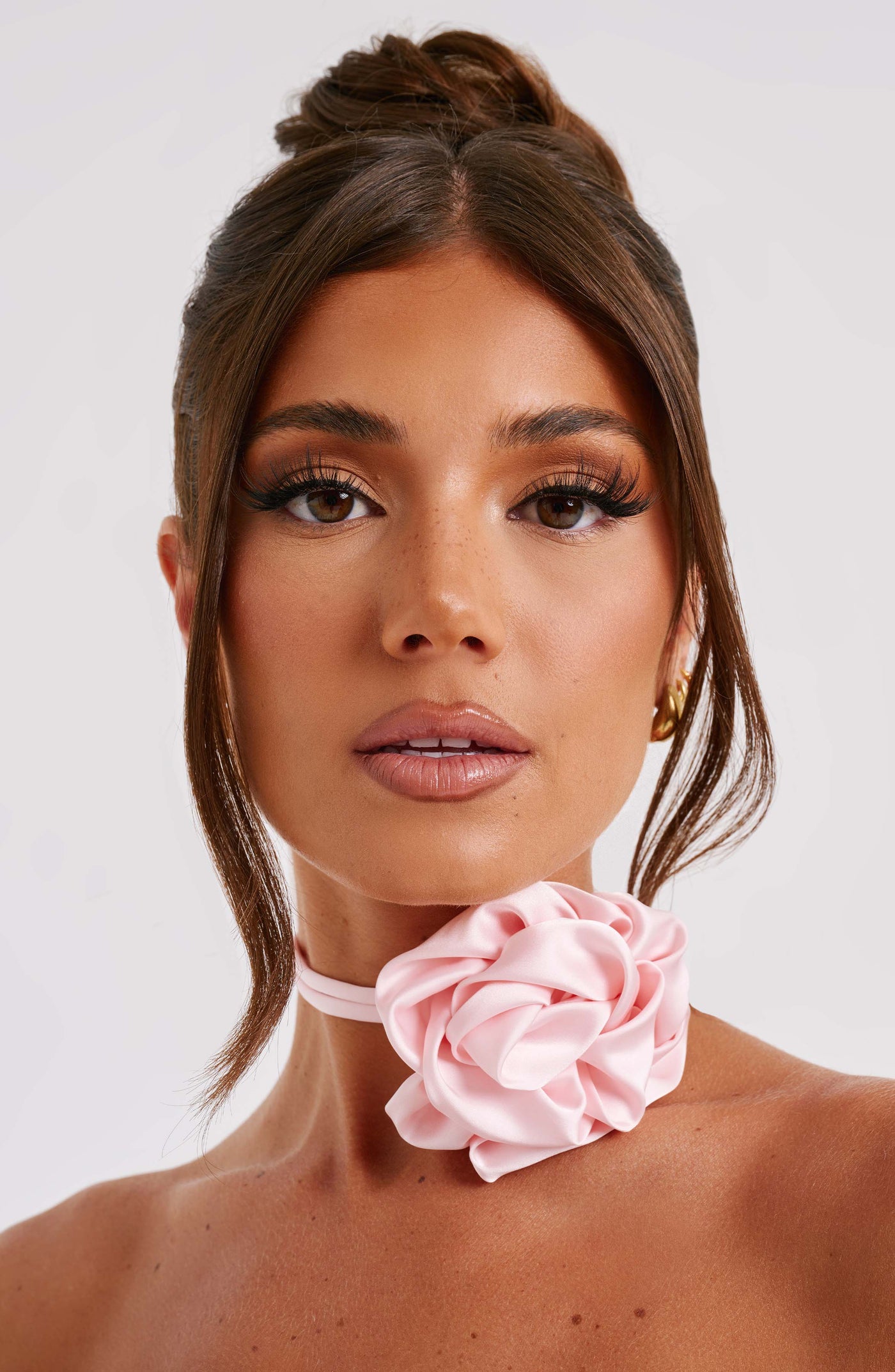 Indische Blumen-Halskrawatte in Blush