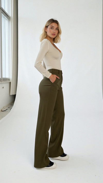 Mathilda Hose mit Weitem Bein