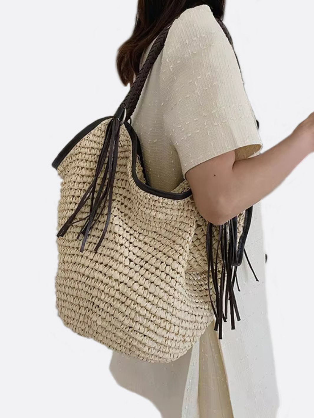 Mira | Weiche Strohtasche mit geflochtenem Schulterriemen & Lederfransen – Boho-Sommertasche für Damen